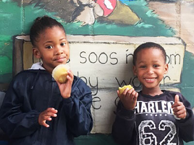 Kinder mit Magic Muffins, einem sättigenden, gesunden Snack aus der Backstube in Kapstadt