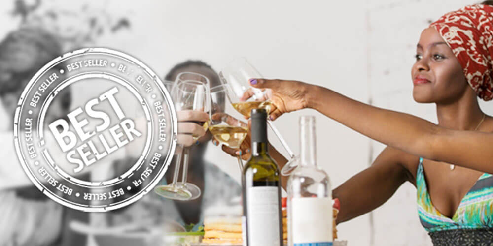 Am gedeckten Tisch genießen fröhliche Menschen beliebte Weine, unsere Bestseller!