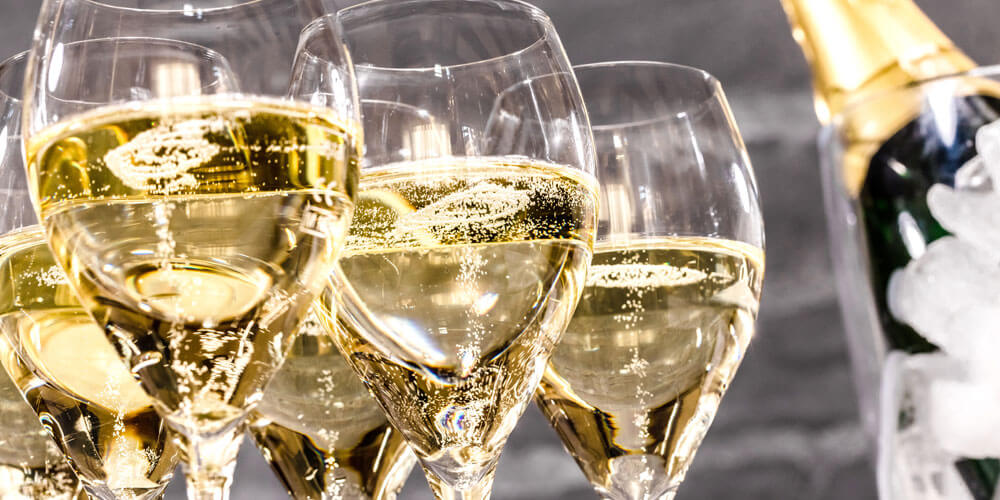 Stimmungsvolles Bild mit gefüllten Sektgläsern
